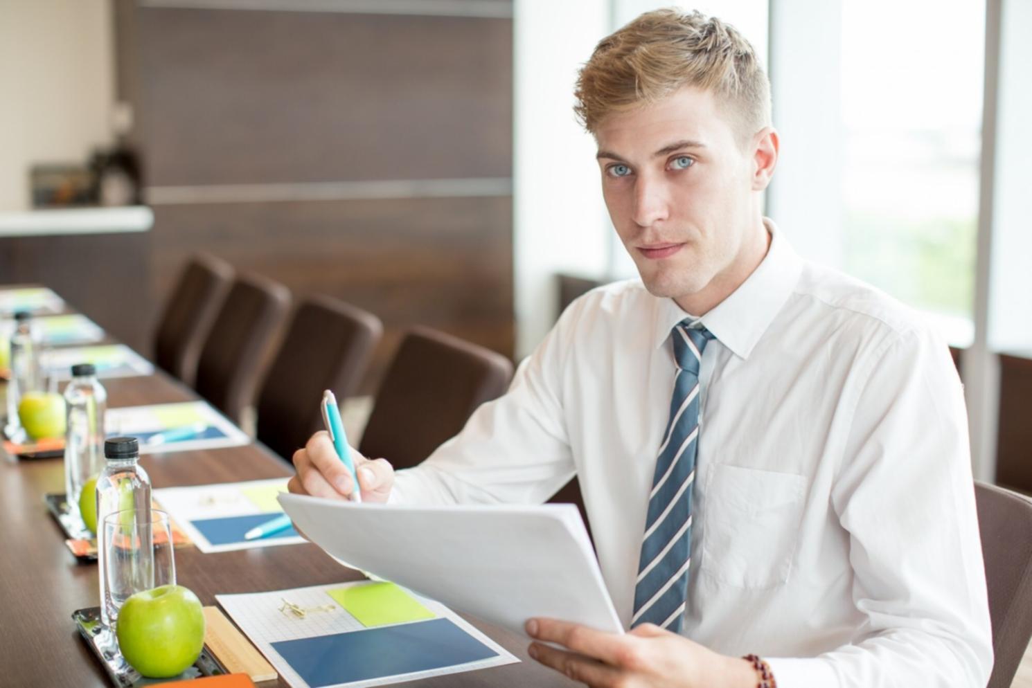 Ambiente de estudio colaborativo con materiales de gestión financiera